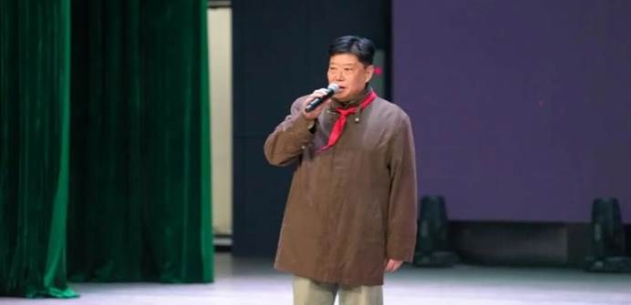 男人站着AI 生成的内容可能不正确。