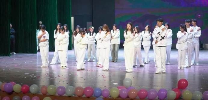 图片包含 运动, 人, 体育, 站AI 生成的内容可能不正确。