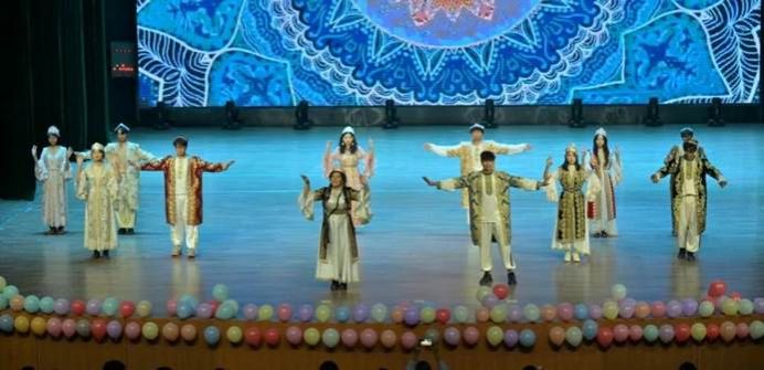 图片包含 室内, 建筑, 桌子, 水AI 生成的内容可能不正确。