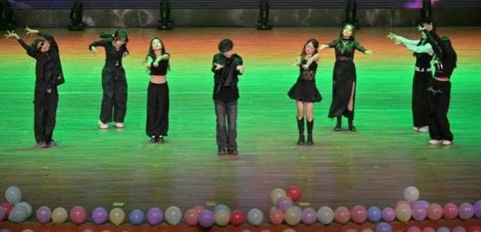 一群人站在台上AI 生成的内容可能不正确。