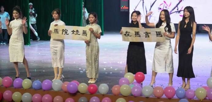 小孩们站在一起AI 生成的内容可能不正确。