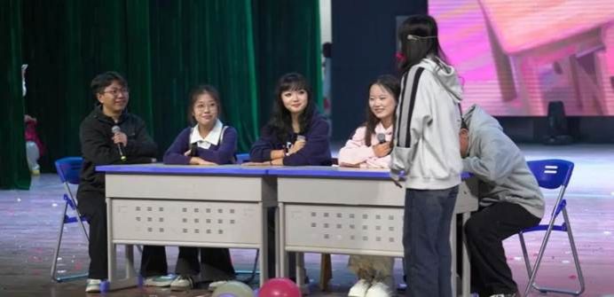 一群小孩在桌子上AI 生成的内容可能不正确。