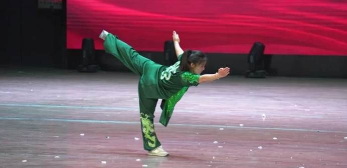 男人和女人在跳舞AI 生成的内容可能不正确。