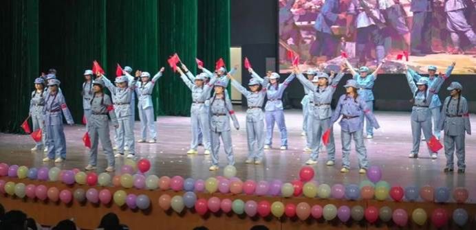 图片包含 桌子, 小孩, 小, 华美AI 生成的内容可能不正确。