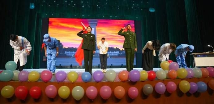 图片包含 室内, 小孩, 小, 火车AI 生成的内容可能不正确。