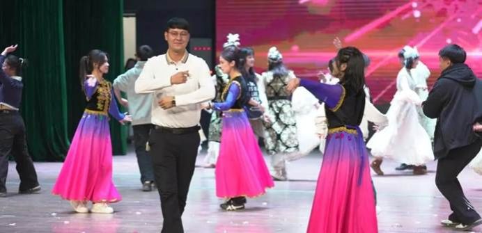 一群男人和女人在跳舞AI 生成的内容可能不正确。