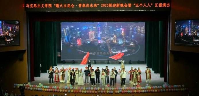 图片包含 室内, 桌子, 蛋糕, 女人AI 生成的内容可能不正确。