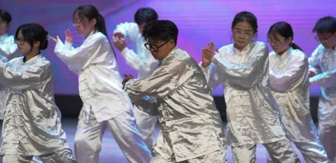 穿制服的人们AI 生成的内容可能不正确。