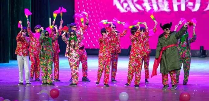 小孩站在舞台上表演的几个人AI 生成的内容可能不正确。